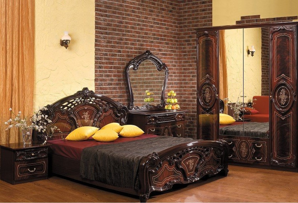 Спальня Роза в темном варианте с декоративным орнаментом